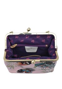 Leren clutch met een bloemen- en vlinderthema. Goudkleurige hardware, paarse stoffen voering, binnenzak met rits, gladde textuur.