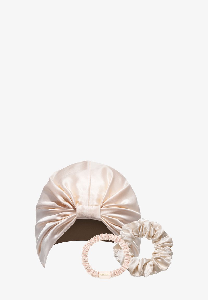Cremefarbener Satin-Turban mit großer Schleife, dazu zwei passende Satin-Haargummis in verschiedenen Größen.