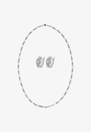 Srebrny naszyjnik z wydłużonym wzorem ogniw i zapięciem, zestawiony z pasującymi kolczykami z geometrycznymi kształtami i przezroczystymi akcentami.