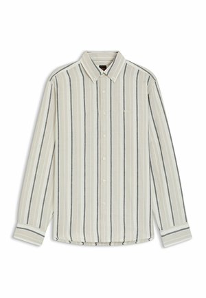 Chemise à manches longues boutonnée avec des rayures verticales beige, blanches et foncées, dotée d'un col boutonné et d'un logo discret sur la poitrine.