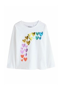 Camiseta blanca de manga larga con diseños de corazones de lentejuelas multicolores en un patrón de arcoíris, con tonos de azul, rosa, naranja y dorado.