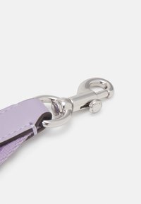 Orvokinn värinen nahkaranneke, jossa on kiillotettu hopeanvärinen metallinen lukko ja osat, pyöreä nappidetalji ja ompeluskoristeet.