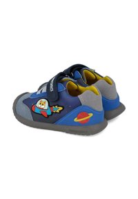 Scarpe per bambini blu e grigie con una chiusura a strap, caratterizzate da un design ricamato a tema spaziale che raffigura un cane in un razzo e grafiche di pianeti.