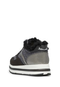 Hoge sneaker met een gestructureerde bovenkant in grijs en zwart, fleece kraag en een witte tussenzool. Heeft een gebroken leren accent op de hiel.