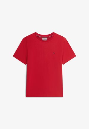 T-shirt rouge à manches courtes avec col rond et petit logo rectangulaire sur le côté gauche de la poitrine.