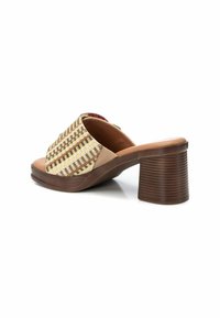 Sandalo a scivolo intrecciato in beige e marrone, con tomaia a motivo, tacco spesso e testurizzato, e soletta liscia.