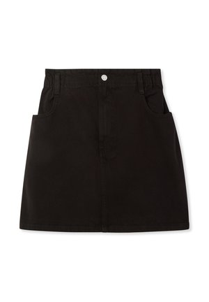 Czarna spódnica dżinsowa z dopasowaną talią, dwoma przednimi kieszeniami i lekko rozszerzanym kształtem. Posiada szlufki na pasek i pojedyncze zapięcie na metalowy guzik.