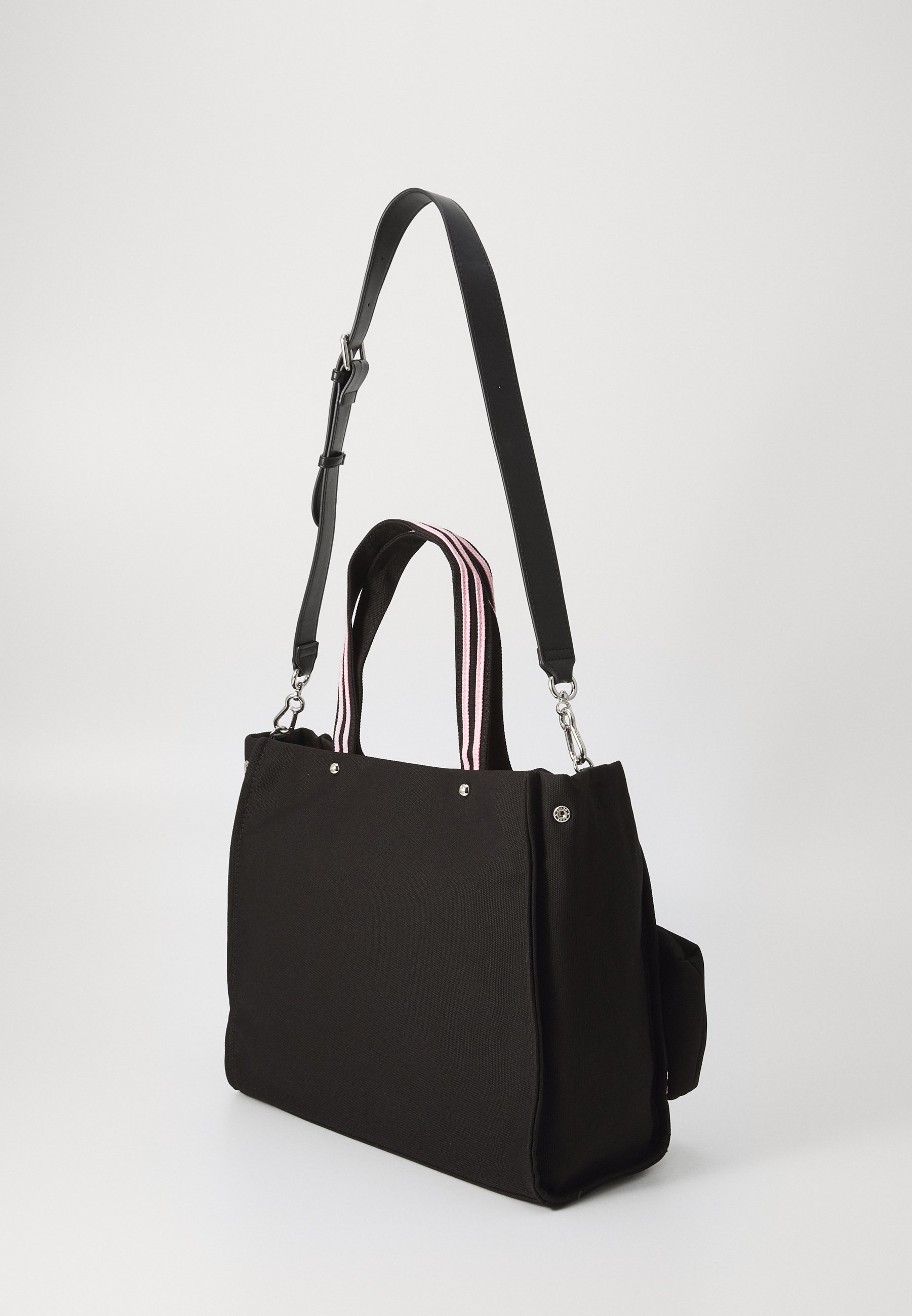 Juicy Couture☆Iris Patch Canvas M トートバッグ 2色【UK発】 Juicy Couture Iris Patch Canvas M Handbag canvas black