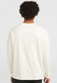 T-shirt a maniche lunghe color crema realizzato in cotone morbido. Presenta un semplice collo a giro, una vestibilità comoda e un design posteriore semplice senza decorazioni.