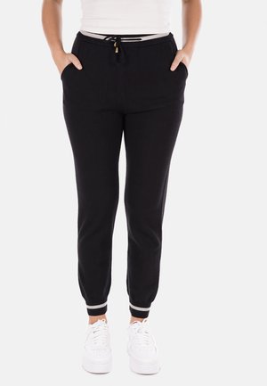 Pantaloni jogger neri con una texture morbida, vita elastica, cordoncino e polsini a coste. Presentano tasche laterali e una vestibilità casual.