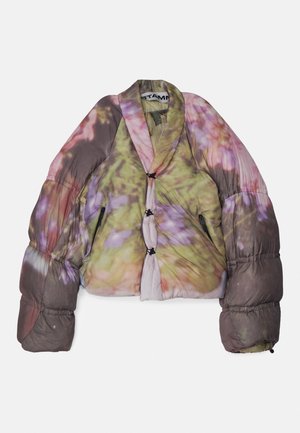 Jachetă puffer cu un design floral în nuanțe de verde, roz și mov. Are un guler tip șal și închideri cu butoane.