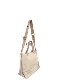 Borsa tote beige texturizzata con due manici corti e una tracolla staccabile e regolabile. Presenta sottili accentuazioni in metallo e una forma rettangolare.