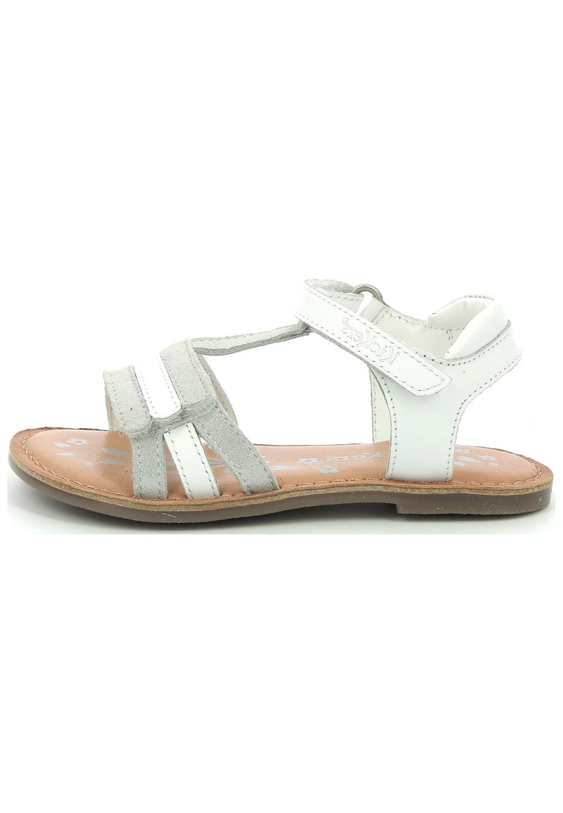 Sandale gris clair et blanche en cuir et en daim, dotée de brides réglables, d'une semelle plate et d'une semelle intérieure rembourrée.