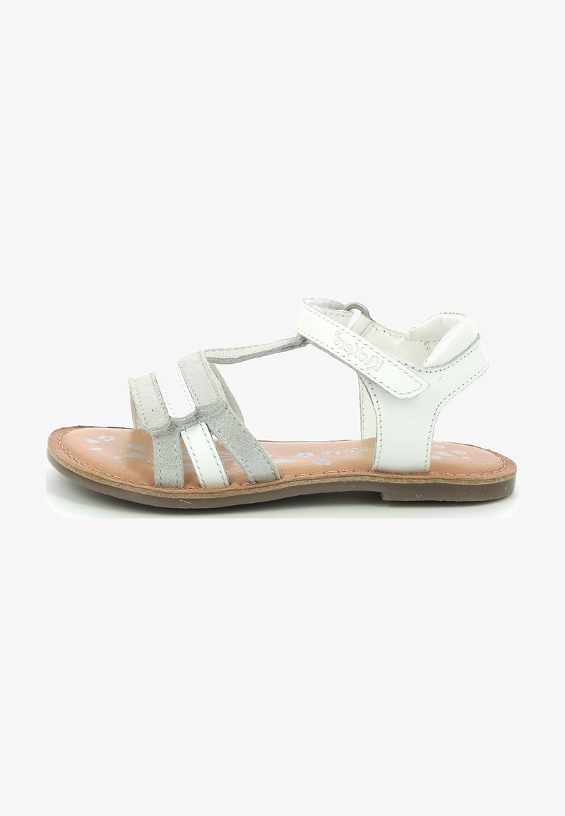 Lys grå og hvit sandal laget av lær og semsket skinn, med justerbare stropper, en flat såle og en polstret innersåle.