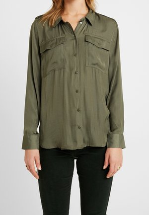Chemise boutonnée vert olive en tissu léger et lisse ; dispose de deux poches poitrine, d'un col et de manches longues avec des poignets boutonnés.