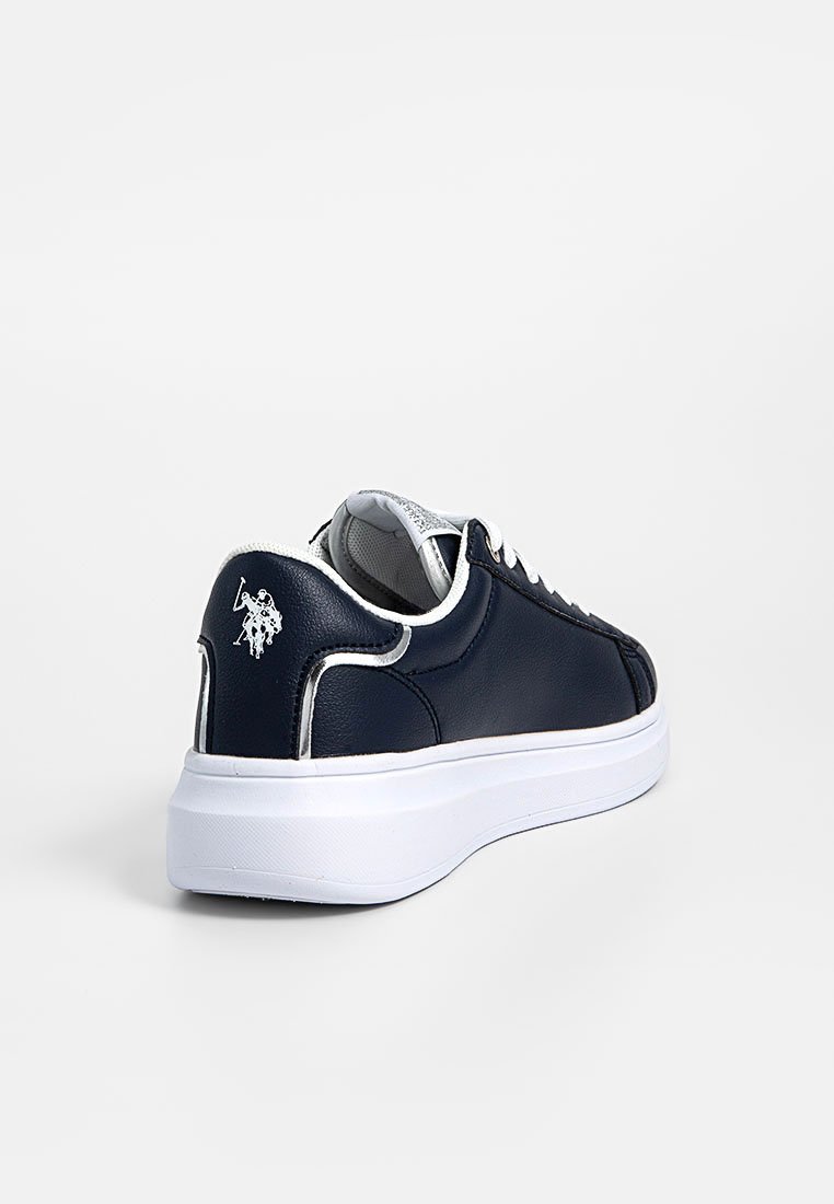 Sneaker en cuir bleu marine avec semelle en caoutchouc blanche, bout rond, accents argentés et détail de logo à l'arrière. Vue arrière.