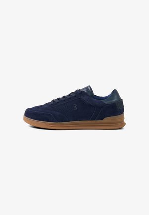 Navyblauwe suède sneaker met geperforeerd zijpaneel, bruine rubberen zool, veters aan de voorkant en gebrandmerkt "B"-logo op de zijkant en hiel.
