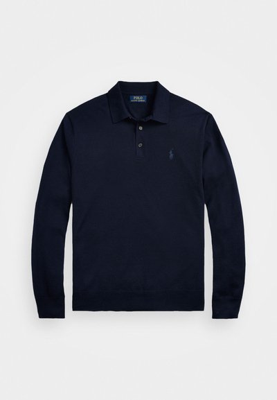 Navyblaues langärmeliges Poloshirt mit zwei Knöpfen und kleinem gesticktem Logo auf der linken Brust, flach auf weißem Hintergrund liegend.