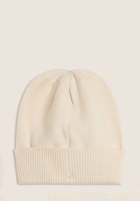 Beanie lavorato a maglia color crema con bordo a coste, texture morbida, cima arrotondata e arricciatura sulla corona, adatto per un abbigliamento casual.