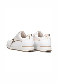 Witte sneakers met metallic gouden accenten, stofdetails, ronde neus en dikke, gestructureerde zool. Veters bevestigd bovenop.