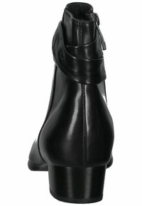 Botín negro de cuero hasta el tobillo con punta redonda, tacón bajo y grueso, y diseño de puño doblado. Cuenta con una cremallera lateral para el cierre.