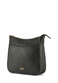 Czarna skórzana torba na ramię o teksturowanym wykończeniu, z górnym zamkiem błyskawicznym oraz złotym logo na przodzie.