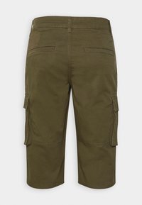 Shorts en vert olive en tissu mélangé coton. Présente deux poches cargo latérales et deux poches arrière. Design longueur genou avec bords sans coutures.