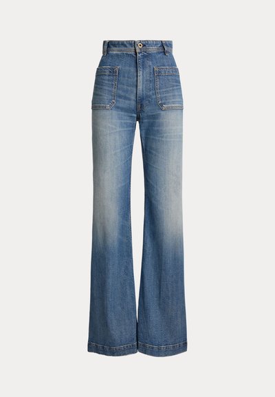 Jean en denim bleu taille haute avec jambes larges, poches plaquées à l'avant, fermeture par boutons et zones délavées sur les cuisses et les genoux.