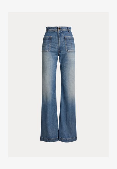 Jean en denim bleu taille haute avec jambes larges, poches plaquées à l'avant, fermeture par boutons et zones délavées sur les cuisses et les genoux.
