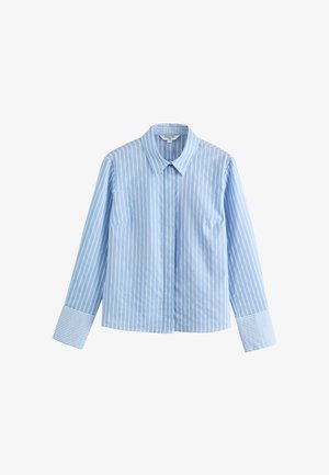 Chemise à manches longues bleu clair avec des rayures blanches verticales, dotée d'un col classique, d'un devant à boutons et de poignets rayés contrastants.