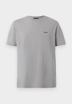 Graues Baumwoll-T-Shirt mit kurzen Ärmeln, Rundhalsausschnitt und kleinem schwarzem "BOSS"-Logo auf der linken Brustseite. Glatte Textur, schlichtes Design.