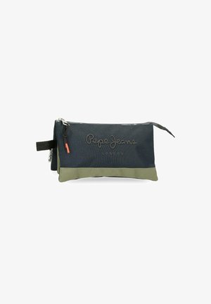 Estuche rectangular para lápices en color negro y oliva con cremallera, con "Pepe Jeans London" bordado en el frente y una pequeña asa lateral de lazo.