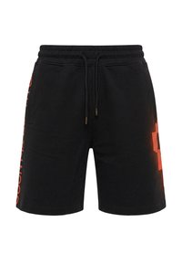 Sorte shorts med elastisk talje og snøre, sidelommer samt stor lodret rød tekst på venstre ben og delvis grafik på højre ben.