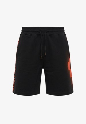 Schwarze Shorts mit elastischem Bund und Kordelzug, Seitentaschen sowie großem vertikalem roten Text am linken Bein und teilweisem Grafikdruck am rechten Bein.