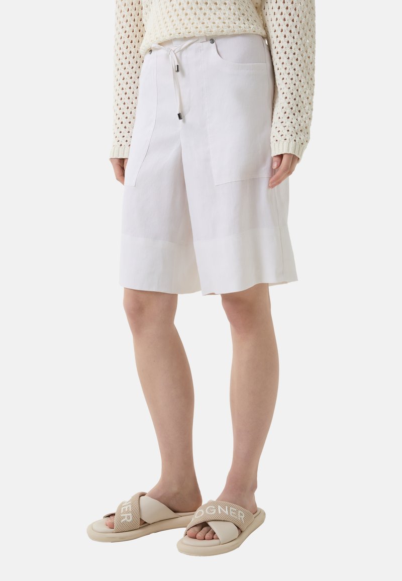 Witte, wijd uitgesneden shorts met twee voorzakken, een trekkoord in de taille en een gladde textuur. Draag ze met beige slippers met logo.