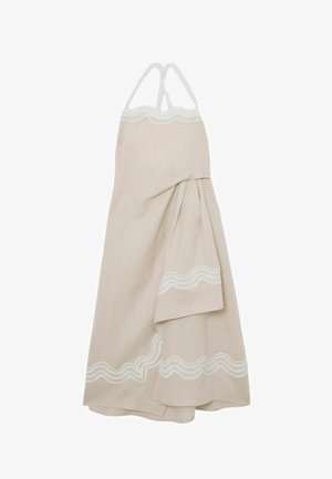 Vestido beige sin mangas con tirantes finos, detalle de encaje blanco con borde festoneado en el escote y el dobladillo, y detalle de tela en capas en un lado.