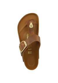 Sandale thong en cuir marron avec une large sangle et une boucle dorée, semelle intérieure ergonomique et semelle en caoutchouc plate. Taille 38 marquée sur la semelle intérieure.