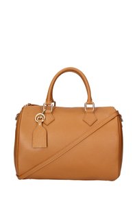 Borsa a mano in pelle marrone chiaro con due manici, una tracolla staccabile, dettagli a forma di diamante e un'etichetta per bagagli attaccata. Superficie texturizzata.