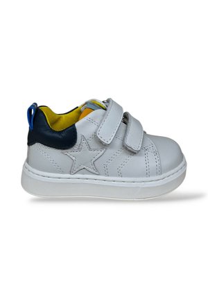 Sneaker bianca per bambini con due strisce in velcro, motivo a stella sul lato, tallone blu navy, interno giallo e linguetta blu sul retro.