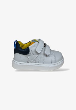 Sneaker bianca per bambini con due strisce in velcro, motivo a stella sul lato, tallone blu navy, interno giallo e linguetta blu sul retro.