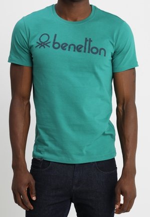 Miętowa bawełniana koszulka z dużym granatowym logo "benetton" oraz grafiką ośmiornicy. Krótkie rękawy i okrągły dekolt, dopasowany krój.
