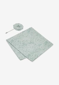 Mynth grøn lommetørklæde med intrikate hvide paisleymønstre, ledsaget af en matchende blomsterpin. Stoffet har en glat tekstur.