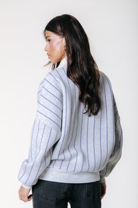 Felpa grigia con strisce verticali viola, design oversize, polsini e orlo a coste, realizzata in tessuto texture con collo a imbuto.