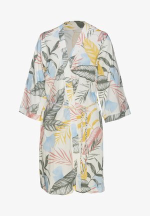 Florale Robe aus leichtem Stoff mit grünen, pinken, gelben und blauen tropischen Blattmustern. Sie hat einen Gürtel und Dreiviertelärmel.