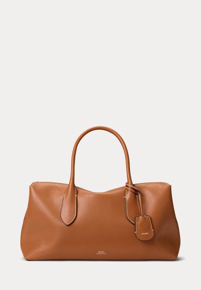 Braune Leder-Tote-Bag mit zwei Griffen, einem genähten Etikett und kleinem "Polo by Ralph Lauren" Logo vorne in der Mitte.