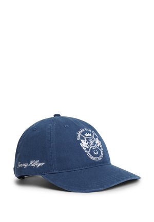 Gorra de béisbol azul con escudo blanco bordado que dice "Silverlake Golf Club" y logo de "Tommy Hilfiger" bordado en el costado.