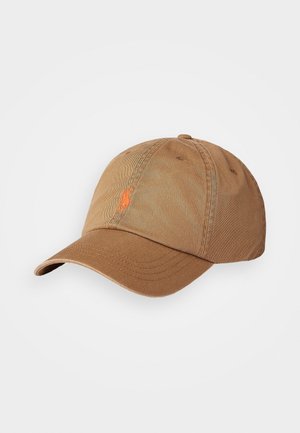 Casquette de baseball marron avec visière incurvée et logo brodé orange sur le panneau avant, présentée sur un fond clair uni.