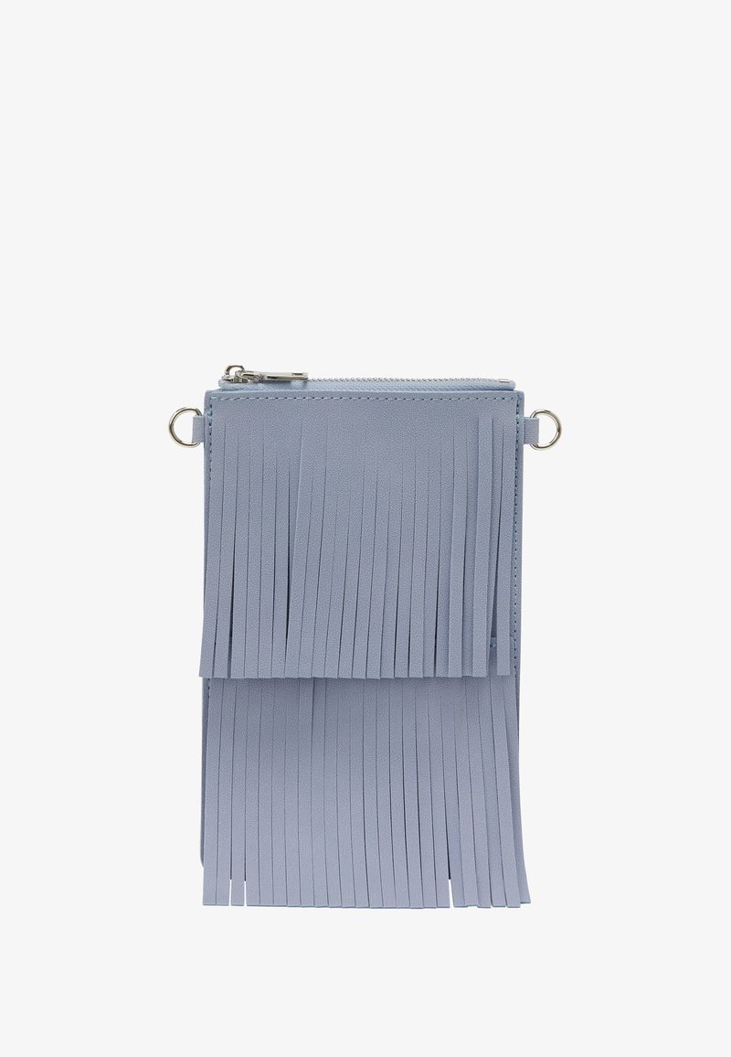 Bolso de cuero azul claro con detalles de flecos, cierre con cremallera y herrajes en tono plateado. Forma rectangular compacta con textura en capas.