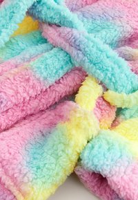 Plush tæppe med en blød, fluffy tekstur, der har pastelfarver: pink, blå, gul og grøn i et tie-dye mønster.