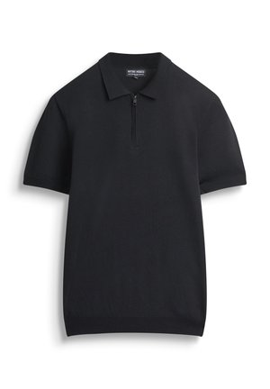 Crna polo majica kratkih rukava izrađena od glatkog materijala, s polu-zatvaranjem na Patent zatvaraču i klasičnim ovratnikom. Jednostavan, minimalistički dizajn.